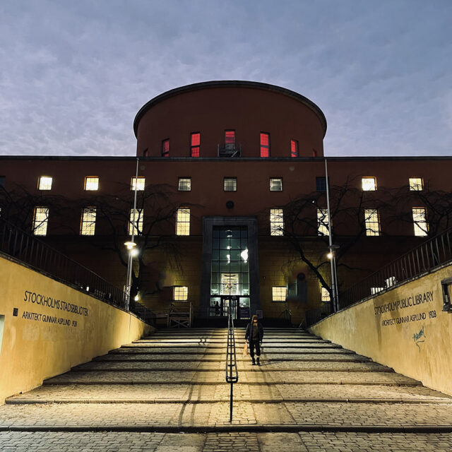 Belysning i åsnetrappan vid Stockholms stadsbibliotek Fox Belysning